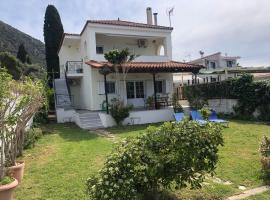 Skaloma Seafront Loulas house nearby Nafpaktos, hotel di Skaloma