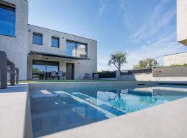 Villa Greghe-Lusso con piscina, ваканционна къща в Лацизе