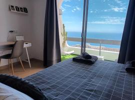 Modern open-plan studio with terrace and sea view, hotel a Tabaiba