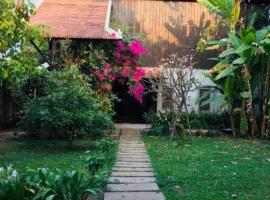 Authentic Wooden Home, Countryside, 10mins Centre! Wat Chreav Homestay, hotel com estacionamento em Siem Reap