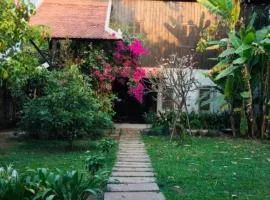 Authentic Wooden Home, Countryside, 10mins Centre! Wat Chreav Homestay
