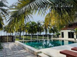 Anugerah Surf & Dive, hotel con pileta en Nembrala