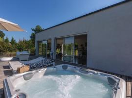 Double chambre piscine, spa, jardin, parc en bordure de rivière, hotel em Les Fumades-Les Bains