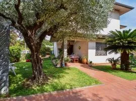 Awesome Home In Capezzano Pianore With Kitchen