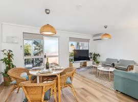 Coastal Scarborough Beach "Gem" Sleeps4!