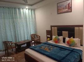 HOTEL AVI IN DALHOUSIE BANIKHET, מלון בBanikhet