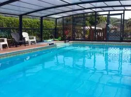 Truly UNIQUE ! 4 min walk to Beach, Pubs, Shops, Fab Htd Pool, Hottub, Games room,Tranquil gds, Historic, Bassets acre, Six beautiful 1-3 bedroom holiday homes with Free Parking and WiFi