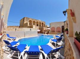 6 Bedroom Farmhouse with Large Private Pool, hotel in Żebbuġ