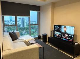 1BR Branz BSD: PS5, King Size Bed, and 4K OLED TV, hotel com piscina em Tangerang