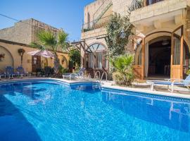 4 Bedroom Farmhouse with Large Private Pool, hotel in Żebbuġ