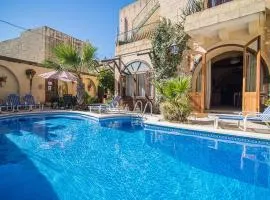 4 Bedroom Farmhouse with Large Private Pool