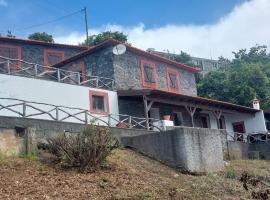 Quinta das Pitaias - Chalé 3 quartos, cabin in Calheta