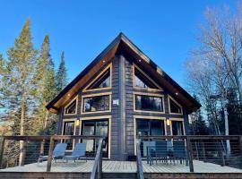 Enchanting chalet in an oasis of nature [new 2021], hotel in Val-Morin