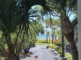 SunnyDaze-Steps to the Ocean king bed, Free bikes!, hotel a Hilton Head Island