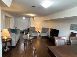 Cozy 2BR Apartment Basement in Heart of Richmond Hill, bed & breakfast i Richmond Hill