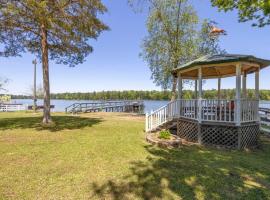 Grandpas House with 2 Kayaks, παραθεριστική κατοικία σε Lake Murray Shores