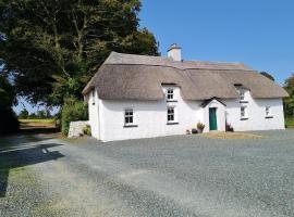 Large Thatched Farmhouse, hotel v destinaci Ballysinon