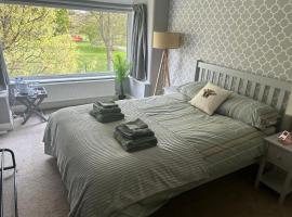 Lovely, large double bedroom with park view, breakfast, cheap hotel in Hazel Grove