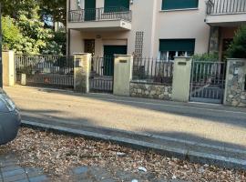 Villetta centro Imola 4 persone in matrimoniale, una piazza e mezzo e un singolo con parcheggio privato gratuito, hotel in Imola