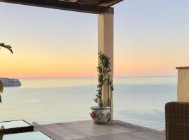 Beautiful House with splendid sea views, Calaiza Beach, kotedžas mieste Heradūra