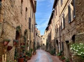 Appartamento Mirella in centro storico, hotel en Casole dʼElsa