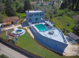 Boat Villa, holiday home in Yenion