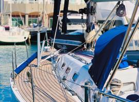 Nuits exceptionnelles à quai à bord d'un Voilier au pied de l'Esterel, alojamiento en un barco en Saint-Raphaël