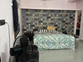 PARVATHY MURUGAN COTTAGE-2ND FLOOR, δωμάτιο σε οικογενειακή κατοικία σε Kanyakumari