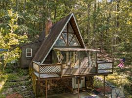 Escape in our Rain-Forest A-Frame Cabin-Retreat 1hour from The Pononos, lodge in Harveys Lake