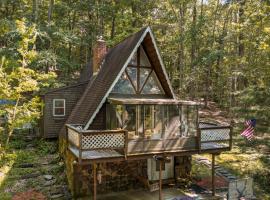 Escape in our Rain-Forest A-Frame Retreat with Hot Tub at The Kairos Cabin, hótel í Harveys Lake