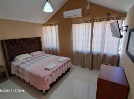 Hotel House Hoskins Talara- con AIRE ACONDICIONADO, uso de cocina, bed and breakfast en Talara
