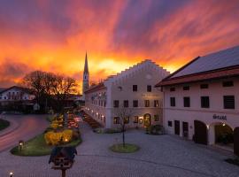 LANDHOTEL ALTE ZOLLSTATION- Historical Building, hotel en Pittenhart