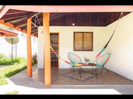 bungalow cactus frente ala playa, habitación en casa particular en Cahuita