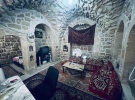 Otantik tarihi taş otel evi tüm ev, hytte i Mardin