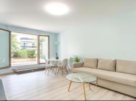 Appart La Défense 80m² w/ private Garden and Parking – hotel w mieście Puteaux