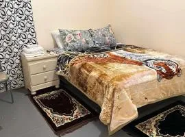 Queen Bedroom @ Divine Villa and Resort 6 mins EWR Airport and 4mins to Train Station