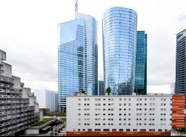 Apartment with balcony, La Défense - Paris, hotel with jacuzzis in Courbevoie