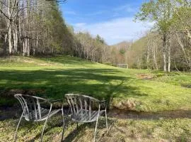 Creekside Getaway - King Bed - Full Kitchen