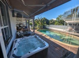 Luxury oasis resort Pet friendly apartment with private pool and spa, apartement sihtkohas Port Macquarie