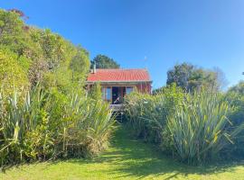 The Cockle - Private Beach Abode, hotel with parking in Pakawau