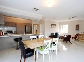 Nice and Neat House for your Journey - Renovated, apartment in Perth