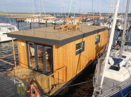Premium houseboat on the lake، فندق في هايليغنهافن