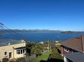 Sea views from sunny house, habitación en casa particular en Wellington