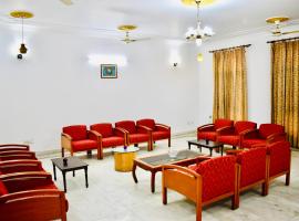 Madhuraj Hotels, ubytovanie typu bed and breakfast v destinácii Noida