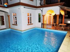 Charismatic 6-beds private spacious family villa with private big pool near beach flic en flac, hotell sihtkohas Flic-en-Flac