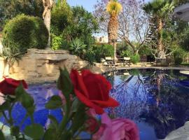 DEMICHANNA POOL HOUSE AND LUXURY SUITE WITH PRIVATE POOL, מלון בAnarita