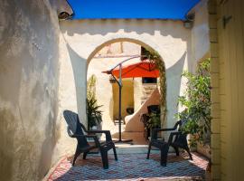 Gîte dans un charmant village du Minervois, vacation home in Argeliers