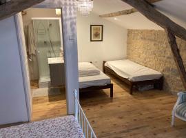 Chambre avec salle de bain, guest house in Caylus