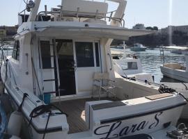 Lara S escursioni in barca con pranzo、ランペドゥーザの船上ホテル