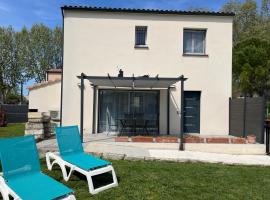 Maison neuve calme avec jardin et parking 15 mn de la Grande Motte et du Grau du roi ACCES PMR, hôtel à Marsillargues